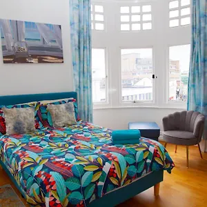  Apartment Seaside Centre - Large 3br, Wifi, 8 Min Walk
